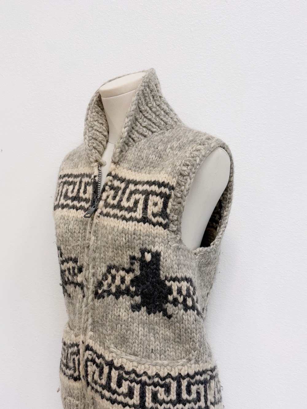 Vintage Longhouse Hand-Knit thunderbird Grey & Black Wool Zip Sweater vest small